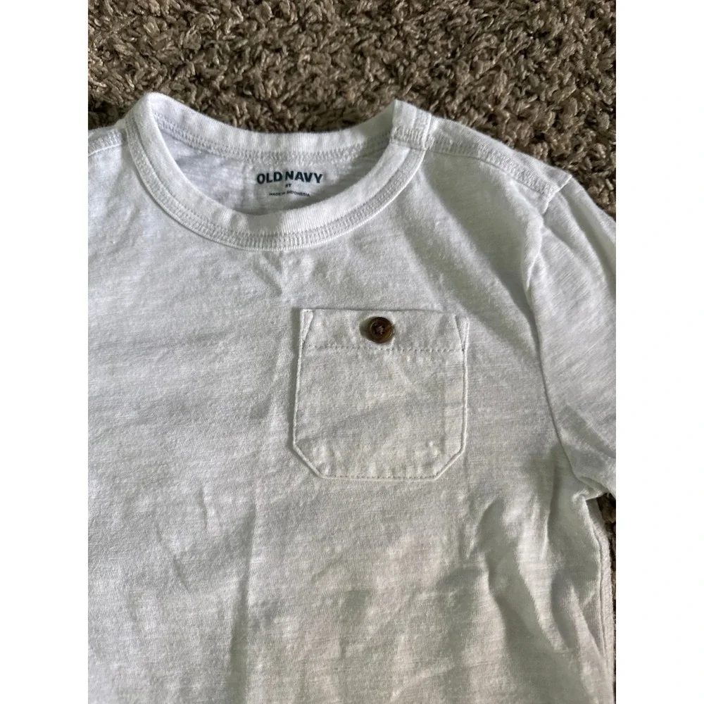 Old Navy Boys White Front Pocket Short Sleeve Tee Size 5T‎